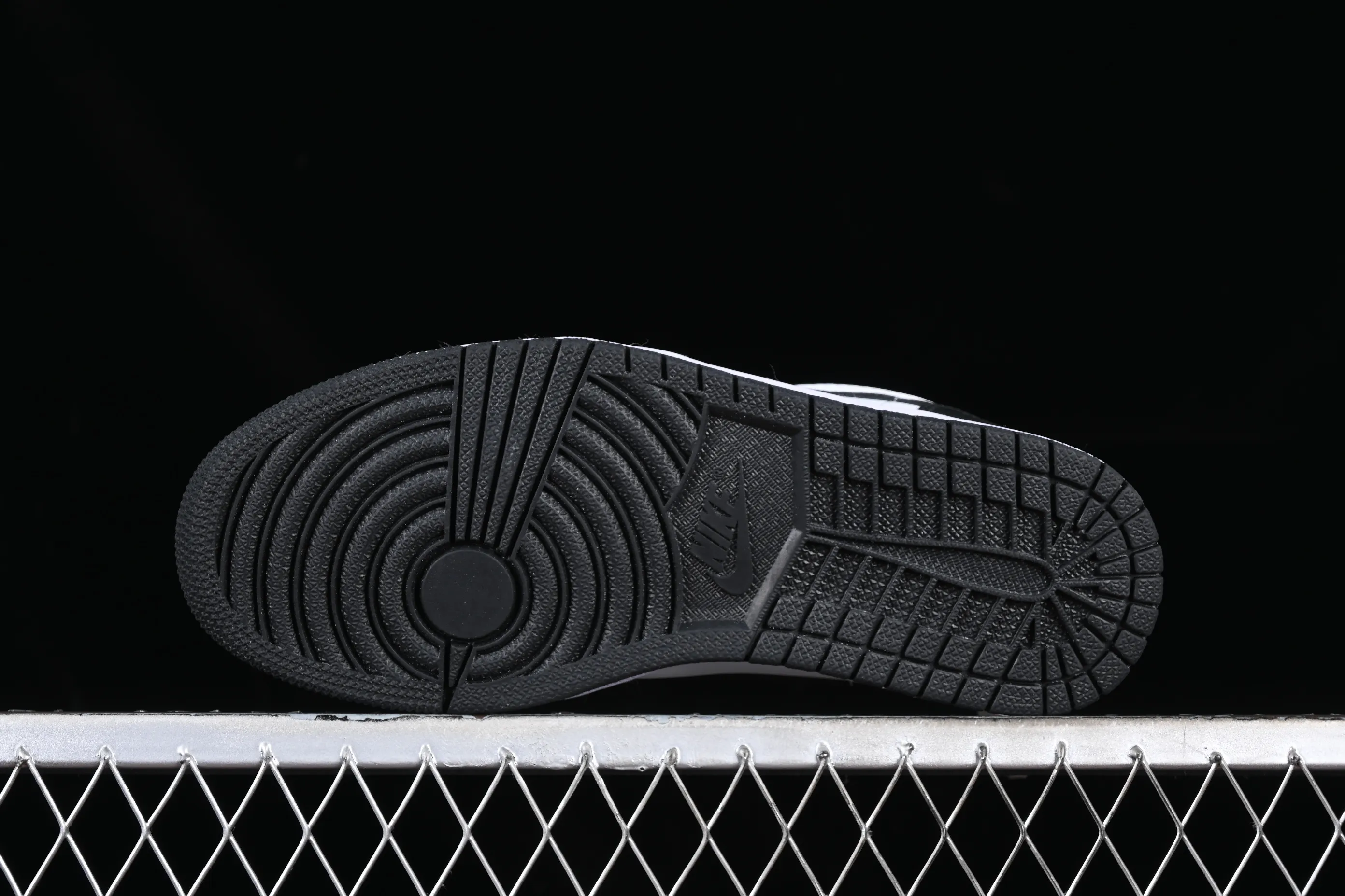 All categories Air Jordan Jordan series basketball shoes Air Jordan 1 Low Z version Air Jordan 1 Low "White and Black" AJ1 Joe 1 white and black color matching low-top cultural casual sneakers 553558-132